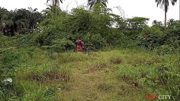 OKONKWO GAVE THE VILLAGE SLAY QUEEN A LIFT WITH HIS BICYCLE, FUCKED HER OUTDOOR